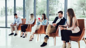 Troppa AI nei colloqui di lavoro: si torna al faccia a faccia per non farsi ingannare