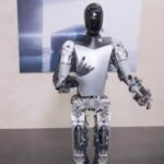 Tesla ottimizza Optimus: la trasformazione del robot umanoide in soli due anni