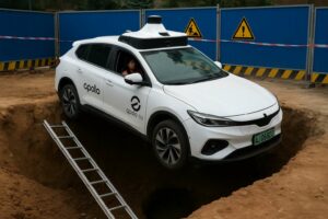 Robotaxi di Baidu, Apollo Go, si schianta in una fossa di cantiere a Chongqing