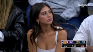 AI stadium broadcast: la pipeline tecnica con GPT Image e Kling 3.0 che genera volti femminili inesistenti sugli spalti, indistinguibili da una ripresa televisiva in diretta