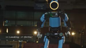 Boston Dynamics mostra Atlas mentre gioca a calcio per dimostrare agilità e controllo motorio avanzato