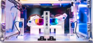 EssilorLuxottica introduce robot antropomorfo YuMi nelle linee produttive delle montature