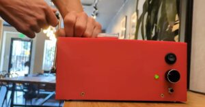 CrankGPT usa una manovella per alimentare un assistente AI locale su Raspberry Pi 5