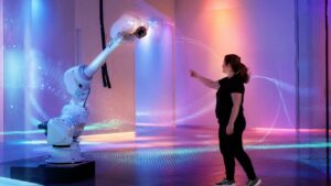 Robots as Mirrors al Summer Davos: un braccio industriale che interpreta postura e distanza