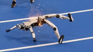 World Robot Conference 2026: robot umanoide perde il controllo durante una prova di corsa e si schianta contro una barriera