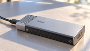 ASUS UGen300 arriva in Italia con accelerazione AI locale da 40 TOPS e processore Hailo-10H
