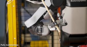 Boston Dynamics presenta una mano a quattro dita per Atlas pensata per utensili e lavori industriali